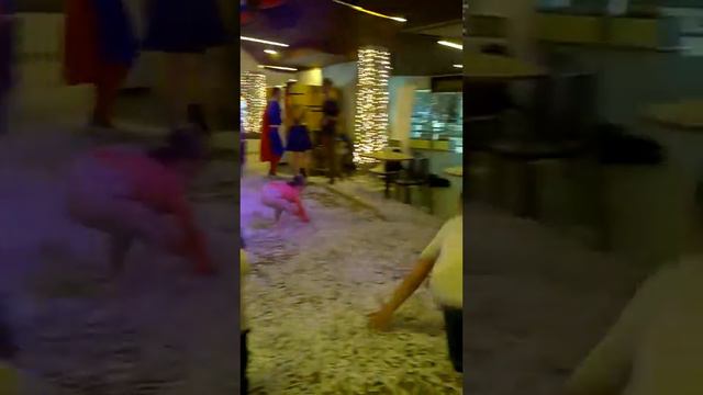 Дискотека с конфети. Дети балуются смотреть онлайн