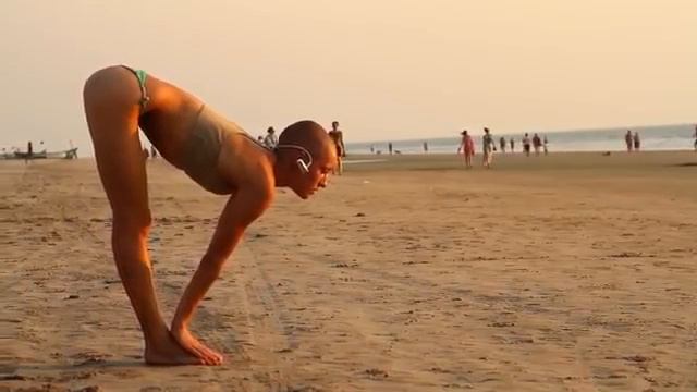 Индия.Гоа 2011- Девушка на пляже (Йога). смотреть онлайн