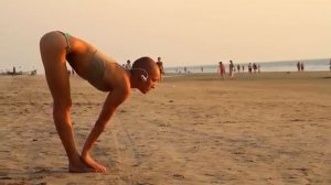 Индия.Гоа 2011- Девушка на пляже (Йога).