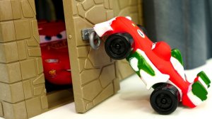 Мультик про машинки тачки Молния Маквин гоняется за Франческо