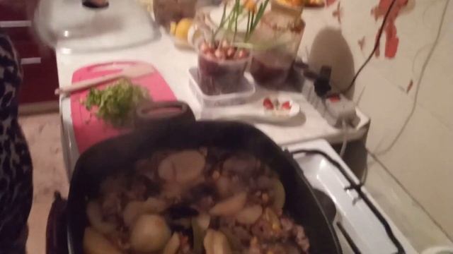 УЖИН для ВНУКОВ ГОТОВЛЮ КАРТОШКУ по ФЛОТСКИ МЯСНОЙ фарш ОВОЩИ и ЗЕЛЕНЬ смотреть онлайн