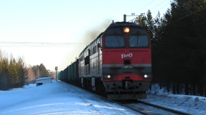 2ТЭ116У-0128 с грузовым поездом и приветливой бригадой