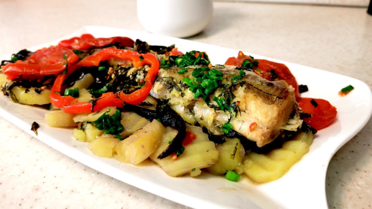 КАК ПРИГОТОВИТЬ МИНТАЙ. Готовлю это рыбу в духовке только так, сразу с гарниром. Семья в восторге! смотреть онлайн