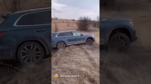 Geely Monjaro на бездорожье против трактора