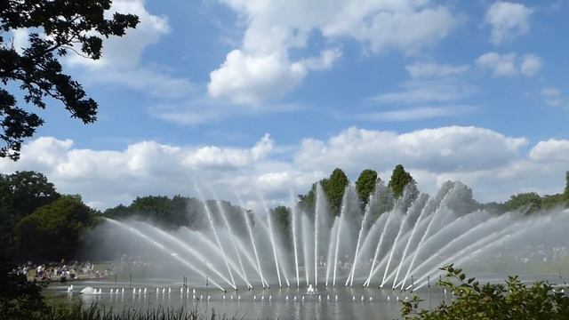 Ein Spaziergang zu den Wasserfontänen von Planten un Blomen 07 08 22 - 1 смотреть онлайн