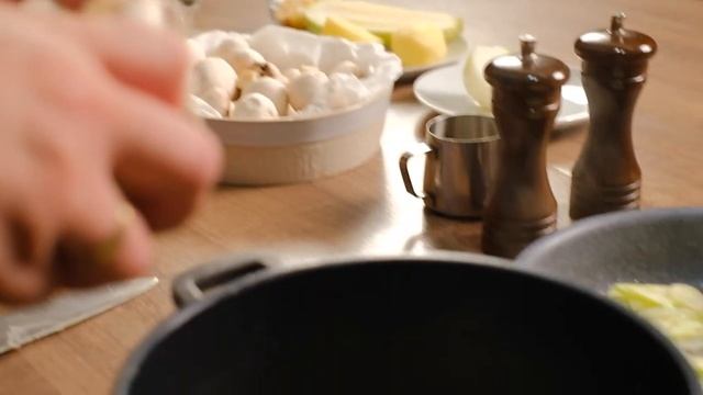 Все тайны СУПА-ПЮРЕ из ШАМПИНЬОНОВ/Рецепт вкусного грибного супа/Грибной суп с курицей смотреть онлайн