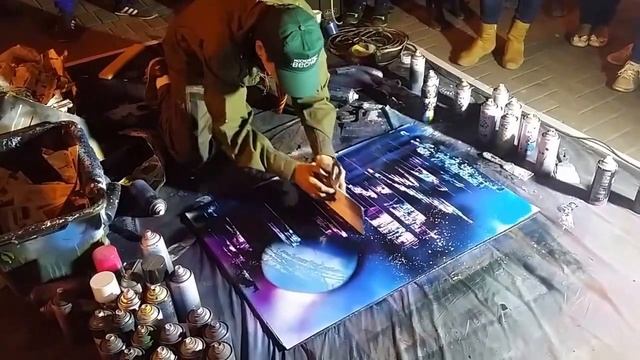 Уличный художник на Арбате рисует в стиле Spray paint art. Очень круто! смотреть онлайн
