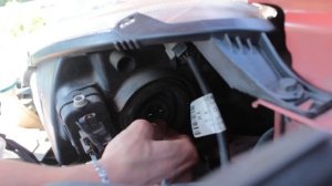 Nissan Note 1.6 замена лампочки в фаре