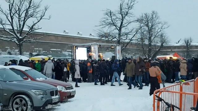 Купель у Петропавловской крепости в Санкт-Петербурге 19.01.2019 смотреть онлайн