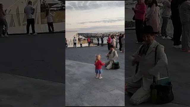 FUNICULI FUNUCULA, на итальянском языке.Поет Владимир Черченко. + малышка Алиса смотреть онлайн