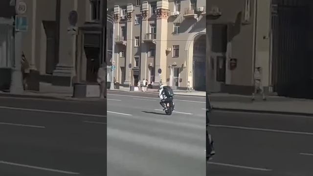 Шесть протоколов составили на москвича за поездку на моноколесе по Кутузовскому проспекту смотреть онлайн