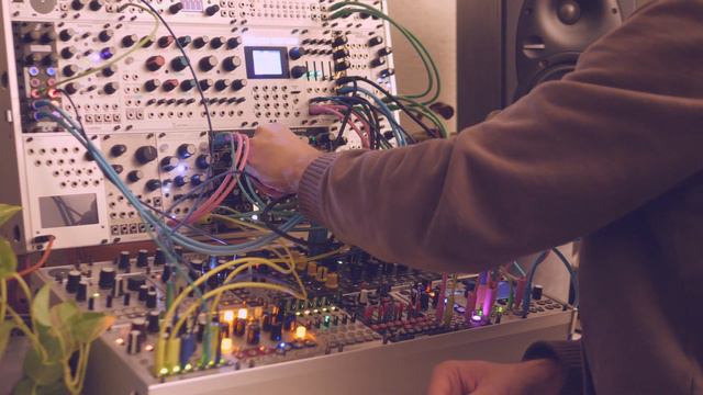 Mimeophon & Beads Explode Piano Samples смотреть онлайн