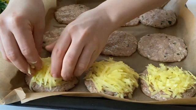 запечённые куриные котлеты под шубкой смотреть онлайн