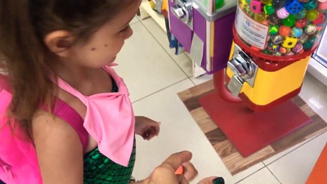 Евуля вытаскивает шарики с автомата Партенит Крым смотреть онлайн