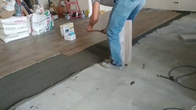 Как быстро и ровно положить плитку на пол без СВП. Сможет даже НОВИЧОК !!! смотреть онлайн