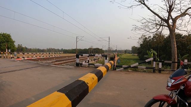 Full Clearance Signal Train Like Bullets : Dangerous Teesta Torsa Express Moving Out Railgate смотреть онлайн