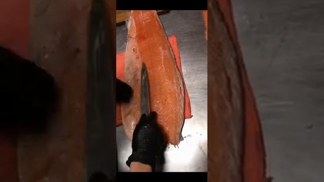 Хрупкая девушка разделывает лосось смотреть онлайн