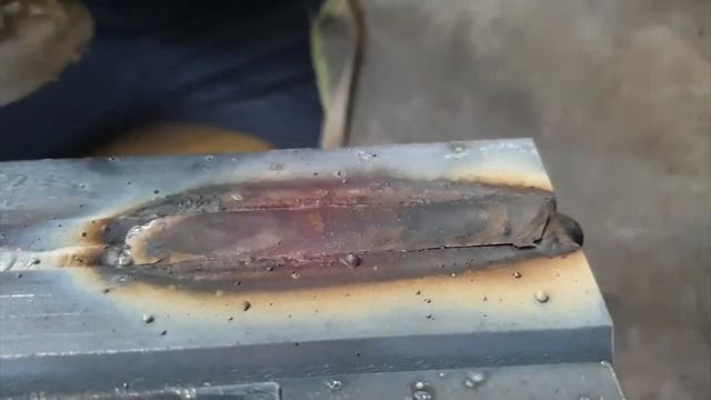 Красивый горизонтальный сварочный шов электро-дуговой сваркой Электродуговая сварка крупным планом смотреть онлайн