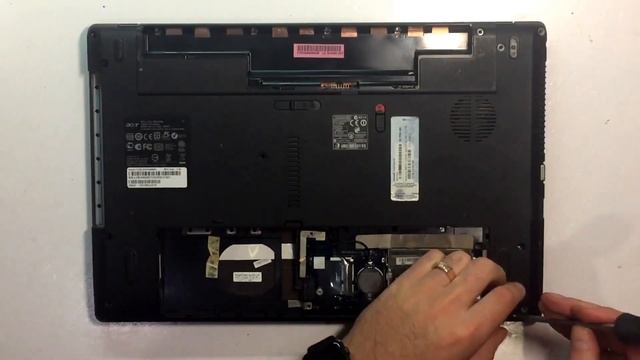 Разборка ноутбука Acer Aspire 5733Z для чистки от пыли смотреть онлайн