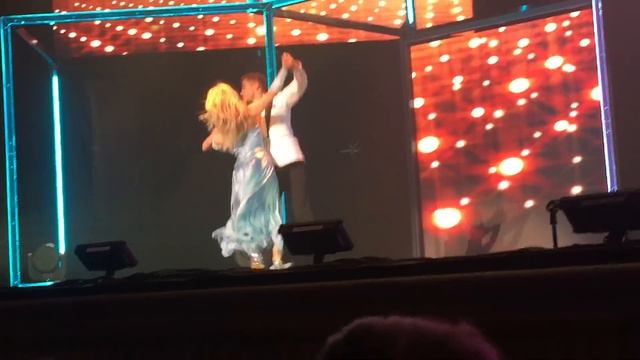 Derek Hough and Julianne Hough Move Beyond Live on Tour смотреть онлайн