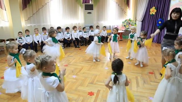 Савелий на празднике весны. группа "Кораблик" Детки поздравляют мам смотреть онлайн