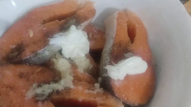 Стейки из форели. Форель в сметанно-чесночном соусе. Форель жареная на сковороде. Красная рыба. смотреть онлайн