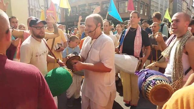 HG Nitay Pada Kamala prabhu sings the maha mantra Hare Krishna || Ratha Yatra || part 14 смотреть онлайн