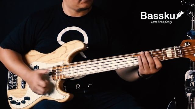SIRE Bass P8 Ash Body 5 String Slap Bass Demo смотреть онлайн