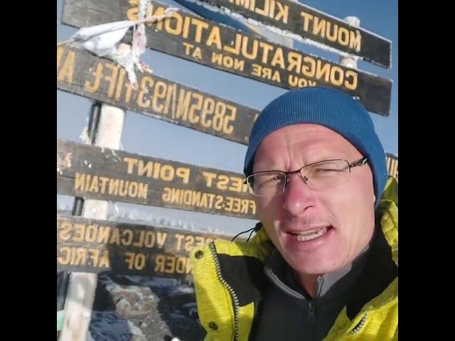 Сергей Забеданский с вершины Килиманджаро. Восхождение по программе Клуба 7 Вершин смотреть онлайн