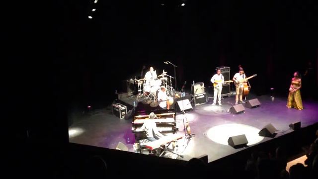 Fatoumata Diawara & Roberto Fonseca @ Le Prisme - Drum Solo ! смотреть онлайн
