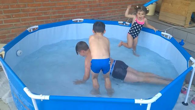 холодный бассейн Андрей отжимается смотреть онлайн