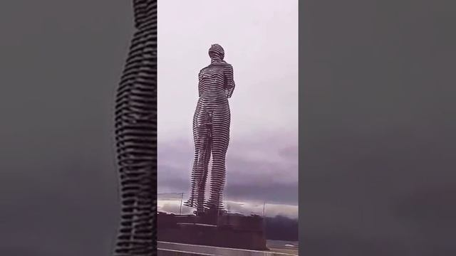 Статуя движется