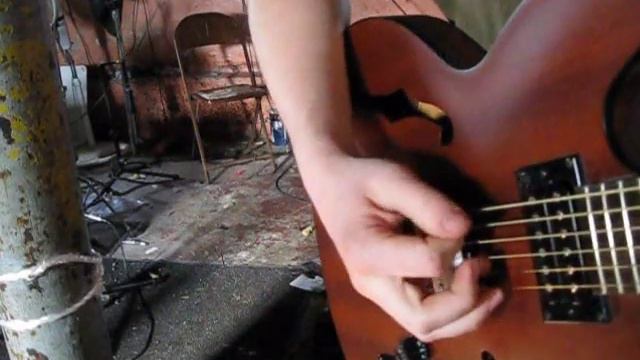 Acoustic Strings on a Semi Hollow Electric Guitar смотреть онлайн