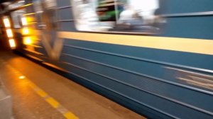 Метро Поезд Прибывает на станции Технологический Институт-1