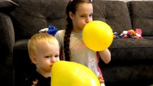 Малыш Саша Надуваем разноцветные Шарики. Кто надул самый большой шарик?