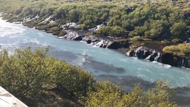 Поездка к водопадам Хрёйнфоссар и Барнафосс в Исландии смотреть онлайн
