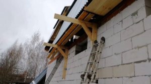 Зашивка фронтонов с лестницы в одиночку
