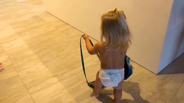 У Алисы ТЕМПЕРАТУРА ?️/ Николь нарастила ногти ?/ Последний День в Школе / Ночной Бассейн смотреть онлайн