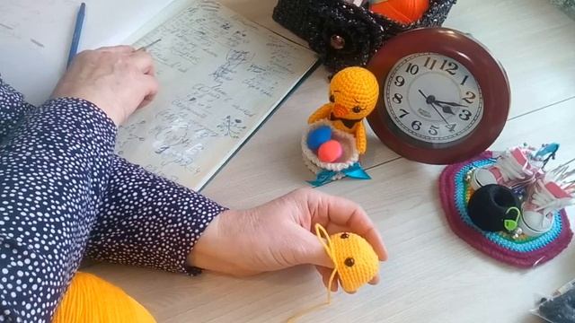 Мастер-класс по вязанию игрушки Цыпленок с корзиной/крючком//Часть1/Голова-тело/Крылья. смотреть онлайн