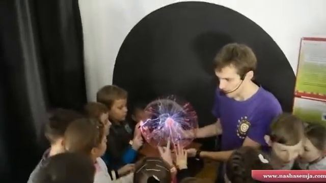 Интересные музеи для детей: плазменный шар в "Экспериментаниуме" смотреть онлайн