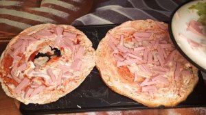 пицца на лепёшке. не выбрасывайте чёрствый хлеб.