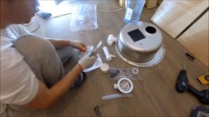 Установка мойки на кухне. Установка смесителя и сифона на мойку