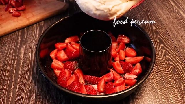 Хочется еще и еще! ТВОРОЖНЫЙ ПИРОГ С КЛУБНИКОЙ Простой Вкусный Ароматный ПИРОГ С ЯГОДАМИ И ТВОРОГОМ смотреть онлайн