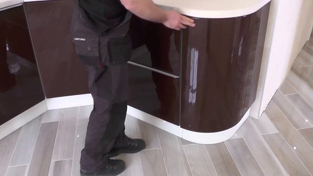 Угловая кухня глянец. Фасады МДФ покраска. Видео №3. Столешница пластик. смотреть онлайн