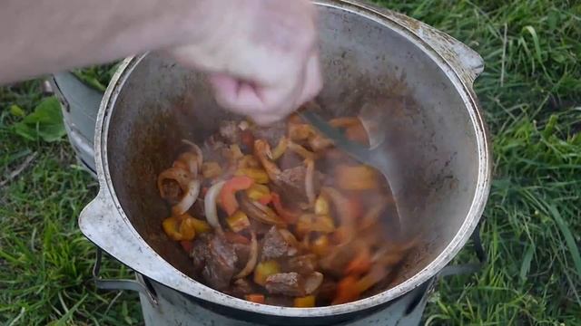 ПАПРИКАШ В КАЗАНЕ НА КОСТРЕ