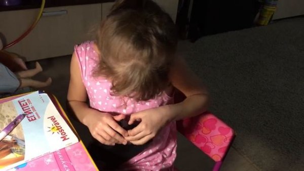 Реакция ребёнка на пленочную видеокассету child's reaction to the film videotape