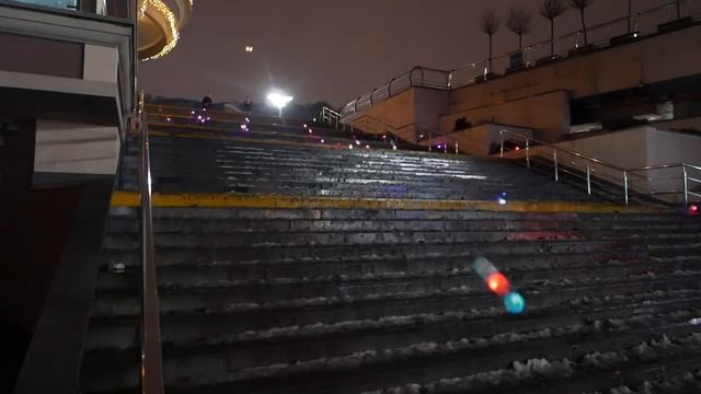СКИНУЛИ 50 СВЕТЯЩИХСЯ МЯЧИКОВ ПОПРЫГУНЧИКОВ С 5 ЭТАЖА смотреть онлайн