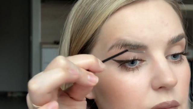 КАК УЛОЖИТЬ БРОВИ | ЛУЧШИЙ ГЕЛЬ ДЛЯ БРОВЕЙ | УРОК ПО УКЛАДКЕ БРОВЕЙ смотреть онлайн