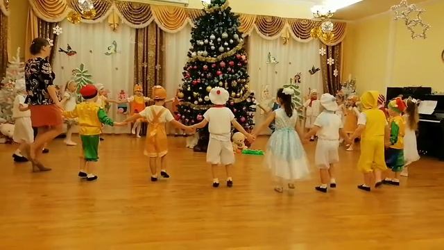 Новогодний хоровод(ст.гр)Коломна,детский сад 15 "Светлячок" смотреть онлайн