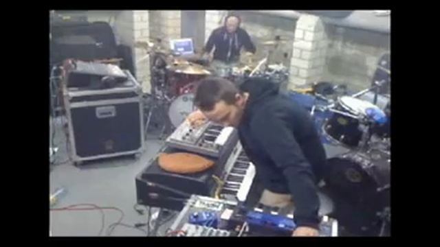 Чуваки делают электронную музыку смотреть онлайн